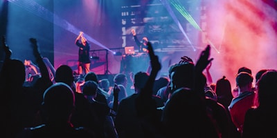 热情的AC米兰球迷在看台上欢呼庆祝，形成人浪